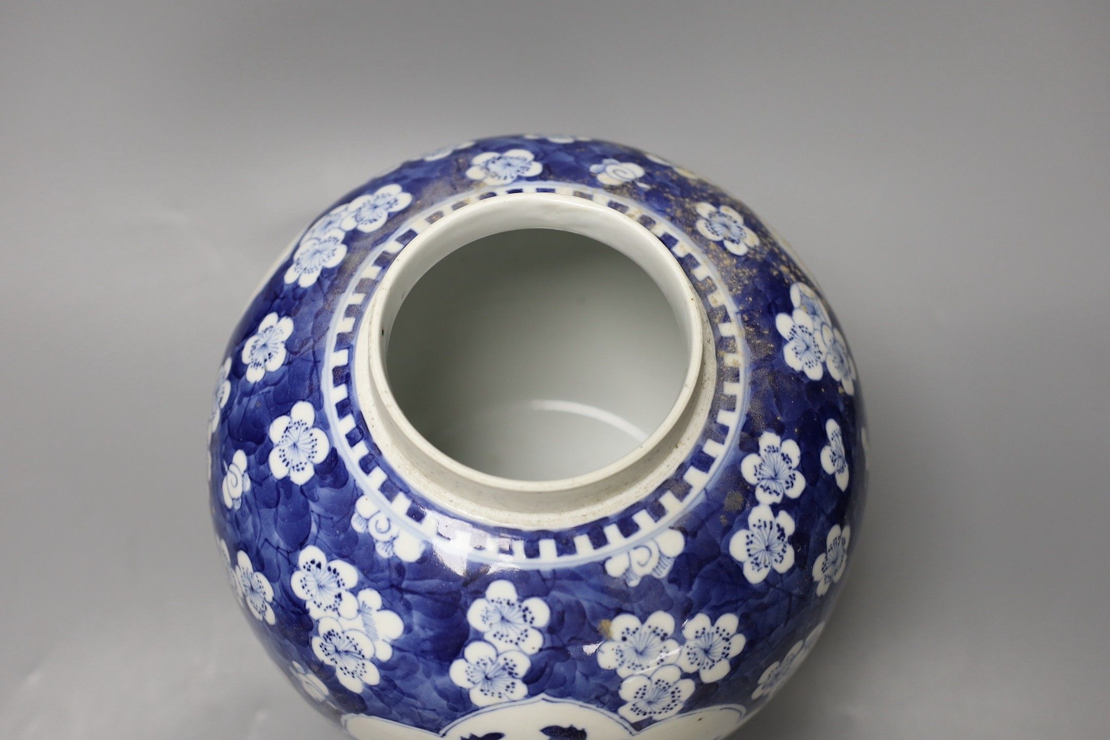 A large 19th century Chinese blue and white prunus jar and cover, 25cm
